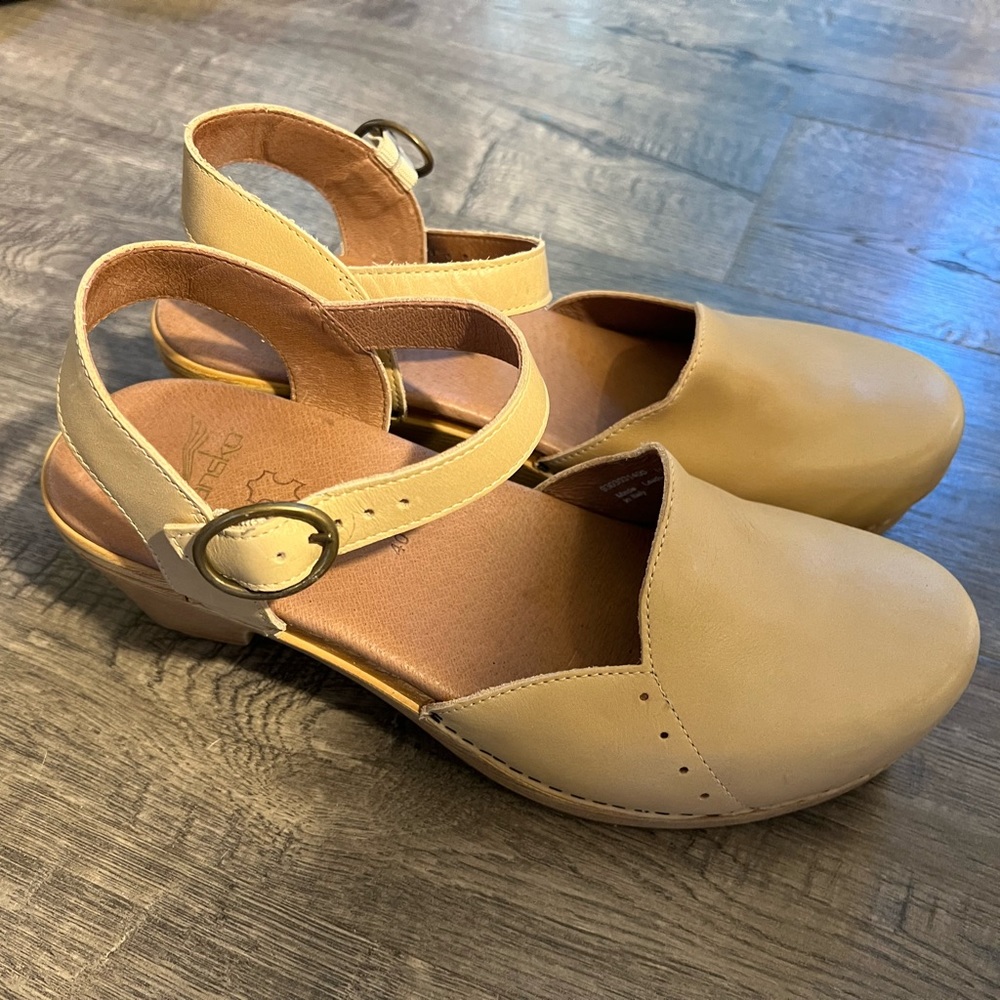 NWOT Dansko Sandals Sz 40